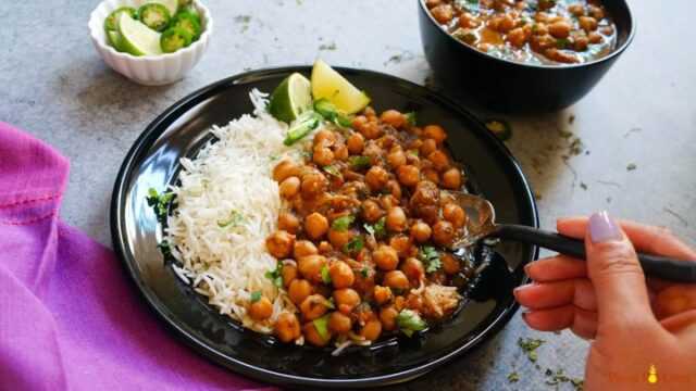 Chickpea curry with brown rice